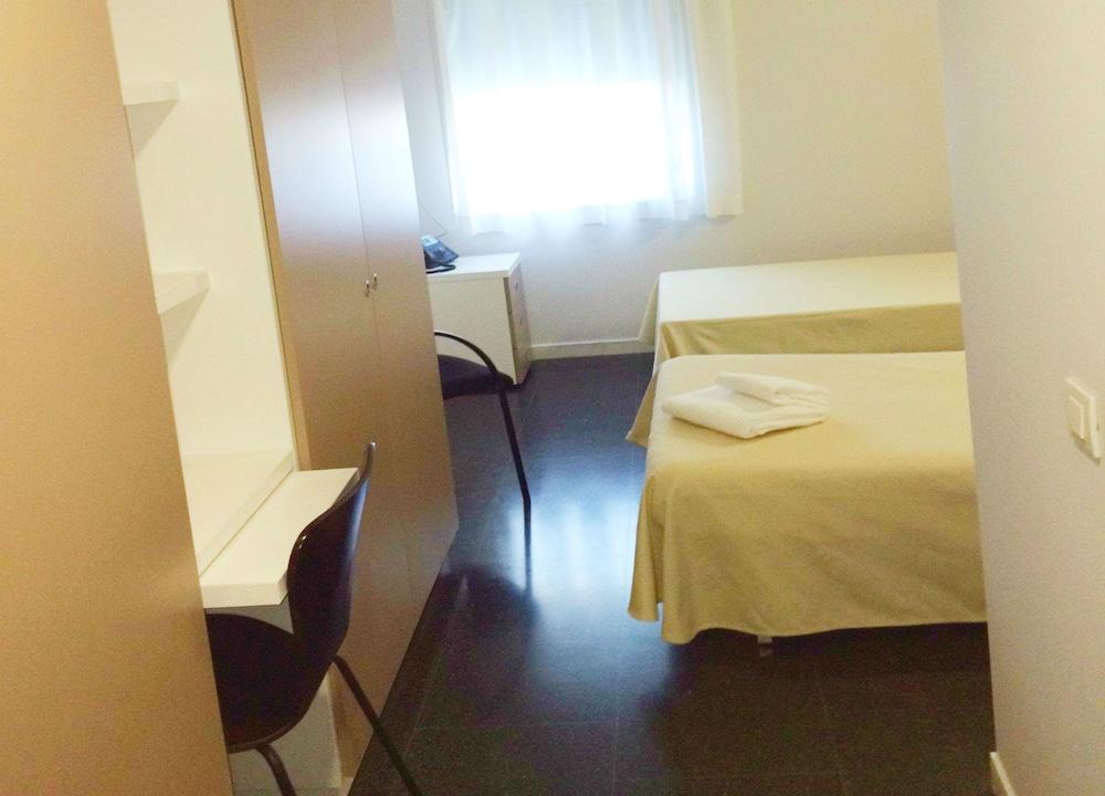 Residencia Universitaria Resa Roberto De Nobili Sant Cugat del Vallès Dış mekan fotoğraf