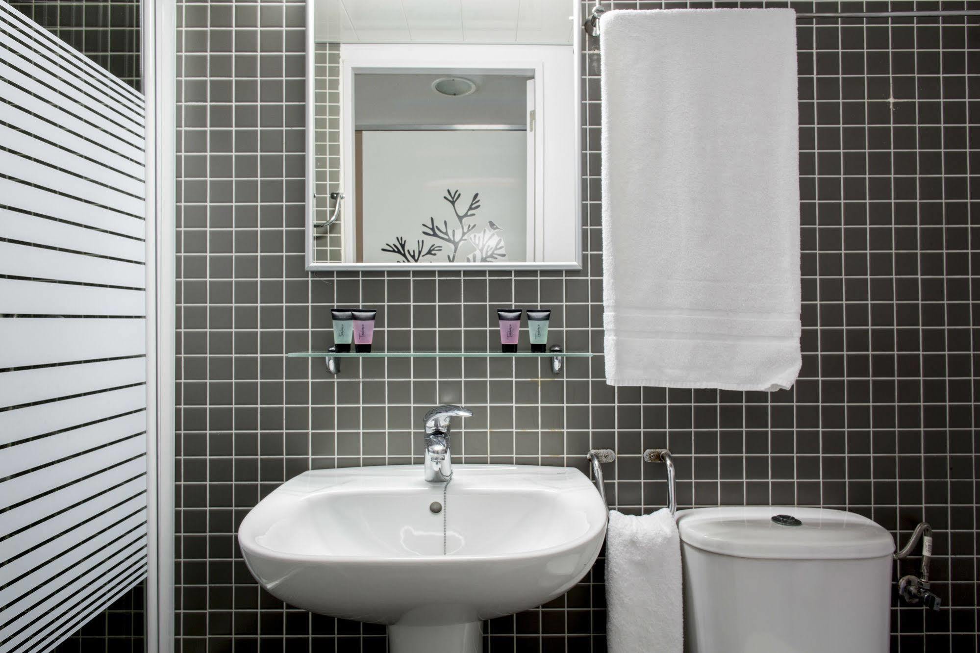 Residencia Universitaria Resa Roberto De Nobili Sant Cugat del Vallès Dış mekan fotoğraf
